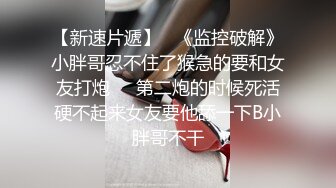 商场女厕全景偷拍两个美女的肥鲍鱼卧槽，无意中发现还有一个小伙也在趴下看美女的B_0