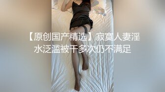   眼镜纹身男网约高端外围女，自备连体露奶吊带网袜，穿上极其性感诱惑，很会完各种调情