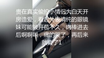 跟男人啪啪被内射的小骚逼特写展示精液从骚逼流出后还没满足，自己拿道具抽插浪叫，手速不够换炮击别错过