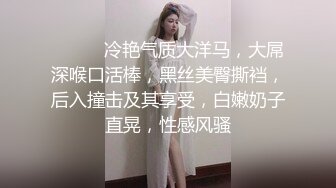 鞋店裏敞開雙腿光腳試鞋的美艷騷女,毫不在意肉絲內內走光,陰毛都看到了