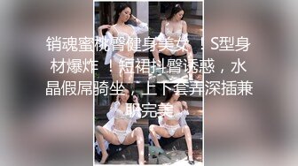 外套大奶妹，近距离特写口交翘起屁股摸逼猛操