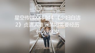 包臀裙极品小骚货，撩起头发跪地吃屌，翘起蜜桃美臀后入