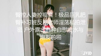 漂亮美女首次尝试异物塞入，这么美的逼里塞葡萄，挤出的刹那粉丝集体高潮刷礼物