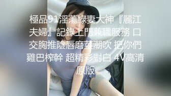 短发大妈内衣内裤都没穿在公园玩自拍