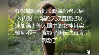 妹子偷偷拍下合租闺蜜洗香香