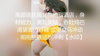 冒死趴窗偷窥房东的女儿洗澡人漂亮身材还不错