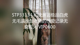 官方售价36元 警惕性超强的美女穿着超短蓬蓬裙根本捂不住浅紫色和白色的格子内蕾丝边带翅膀屁股两侧有点黑