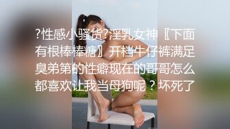 黑人老外享受黑丝外围女，扒光衣服享受骚逼的口交，草逼很猛后入抽插直接干射