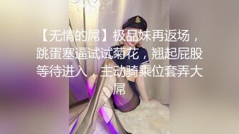 两个芭蕾舞演员在舞房练舞做爱,门外还有人观看