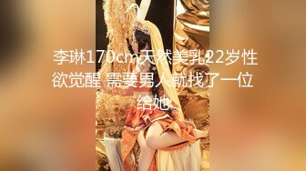 【新速片遞】演出后台更衣室偷拍❤️身材不错的妹子换衣服,脱光衣服后还往胳肢窝喷香水，讲究人