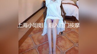 两个坏女人街头放尿 骚逼都露出来了 还自慰摸逼放尿！