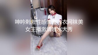 万达超市小脸妹妹服务员，身材娇小温柔型的眼镜女孩，工作不忙来上厕所，我拍下了她的小粉穴。