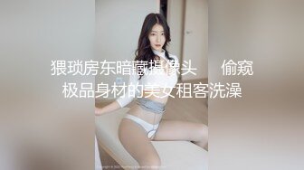  极品户外一姐你好迷人戴着跳蛋逛街，大街上路边摊情侣身后潮吹喷水，勾引两小伙公厕双飞