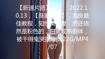 極品綠帽男邀請單男到家裏來3P自己老婆，前後夾擊，騷母狗爽的欲仙欲死