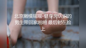  风骚的人妻美少妇露脸跟大哥激情啪啪，享受大哥18CM大鸡巴的无套爆草抽插，多体位蹂躏直接内射好骚啊