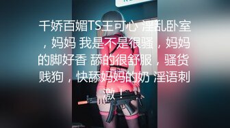 商场女厕偷拍 高跟制服美女尿尿 (1)