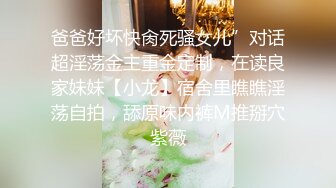  白色短衣牛仔裤美女约到酒店 这打扮很显身材 前凸后翘大屁股 压到床上揉捏奶子吸吮亲吻