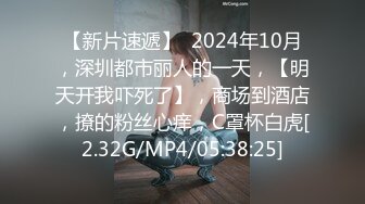 粉嫩嫩少女露脸线上约啪，跟狼友互动撩骚听指挥身材展示，刮了毛的性感逼逼掰开看特写，骚嫩的奶子好想吃口