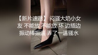 疯狂的抚摸着我的大鸡吧