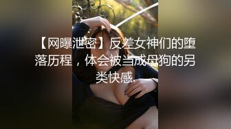 逼逼非常粉嫩的金发碧眼维族美女和汉族网红闺蜜互玩下体看着性感的逼毛非常有撸点