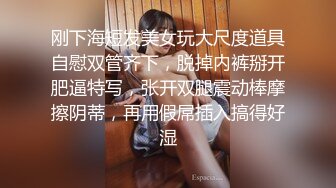 妹子躺在男的鸡巴旁时不时舔下 肉肉身材触感很不错，情欲旺盛 你吸我肉棒我就扣你逼 啪啪抽送尽情享受啊