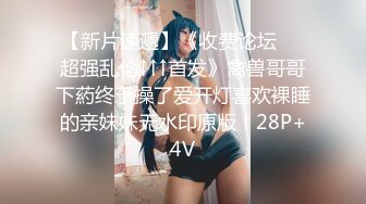 【新片速遞】   老爸在客厅看电视,妹子卧室褕褕果聊,拿板凳腿紫薇,不穿内裤玩大冒险走廊褕看老爸,差点被发现