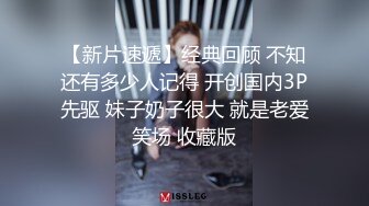 YC商场抄底绿裙肥臀小骚妹❤️内裤一侧露肉块抬腿时前面勒出穴缝