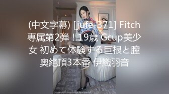 钢管舞女郎小飘飘火辣激情艳舞，奶子都甩出来了，撅着屁股给你看逼逼