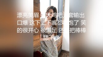 00后3P高颜值性感骚女酒店啪啪，开裆丝袜高跟鞋翘屁股口交摸逼，骑坐抽插猛操高潮多次喷水