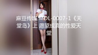 窗外欣賞單身獨居美白領洗完澡抹乳液,實在太美看入迷了