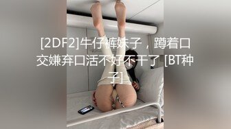 极品少妇，客厅招揽两名男妓，前仆后继干她两个骚穴，爽歪歪淫叫！