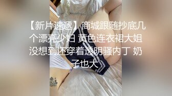 骚货女友想嘴巴含着一个后面插一个