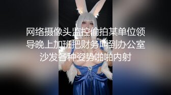  JK装短裙黑丝极品女神，隔着内裤磨蹭小穴，换上女仆装跪地深喉，怼着大屁股交叉姿势就是操