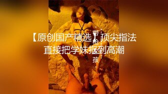 【两个年轻粉嫩的社会渣女】全程露脸被纹身小哥床上玩弄激情上位让小哥从床上草到床下