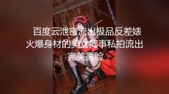 五月新流出国内厕拍大神潜入纸箱厂女厕全景后怕 女工尿尿裤袜长靴美女逼逼还挺嫩的