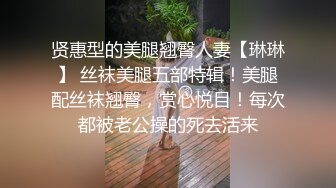 看小妹夹着小鸡巴吃那么认真真想抽出大鸡巴帮帮她