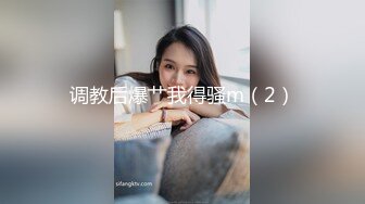 网红妹子在网吧玩露出被隔壁小伙发现了直接硬来掏出鸡巴就吃