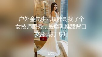 22岁小妹妹，玩得是真浪，内心饥渴无比，超市买了两根茄子，回家两洞齐开！