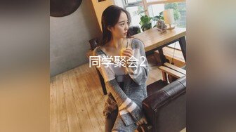 商场女厕直接闯入偷拍眼镜美女尿尿故意让她发现