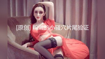 巨乳店员制服被大奶撑爆 同事看了不管店里有客人在用餐也继续草