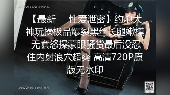 可爱小女友趋于完美的臀型，爱不释手