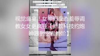 一个美丽的女人，带着不断的微笑扭曲她的脸