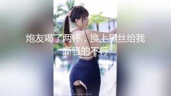 大神尾随偷拍美女裙底❤️极品美女打卡拍照被前后抄底白色内前面看到一片黑黑的逼毛