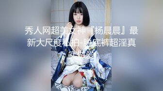 可爱的金发女孩被大公鸡在她的紧屁股上操的!