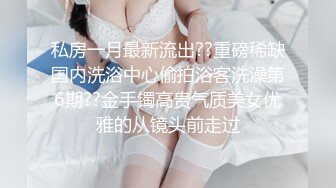  性感红唇骚女两男一女淫乱啪啪，非常迫不及待快过来呀，双屌左右一起交还说真好吃