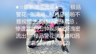 牛仔裤眼镜小骚货，半脱下裤子后入小穴，