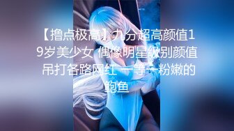 商场TP美女和男友约会牛仔裙里竟然没有穿内裤