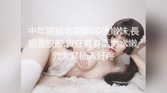  巨乳美女 在家紫薇抠逼 假鸡逼猛插 水声哗哗 自己把自己搞高潮喷了 这大奶子超爱