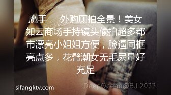 女友霸占电脑玩游戏，无聊只能玩她的奶子了