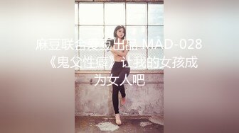 科技园女厕破洞牛仔棕高跟短发美妞,肥嫩的微毛长穴缝磨起来特爽